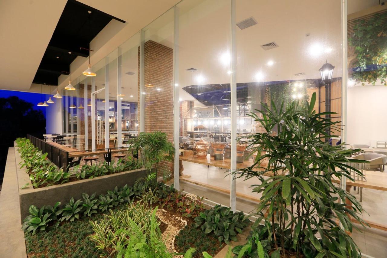 Luminor Hotel Purwokerto Exterior foto